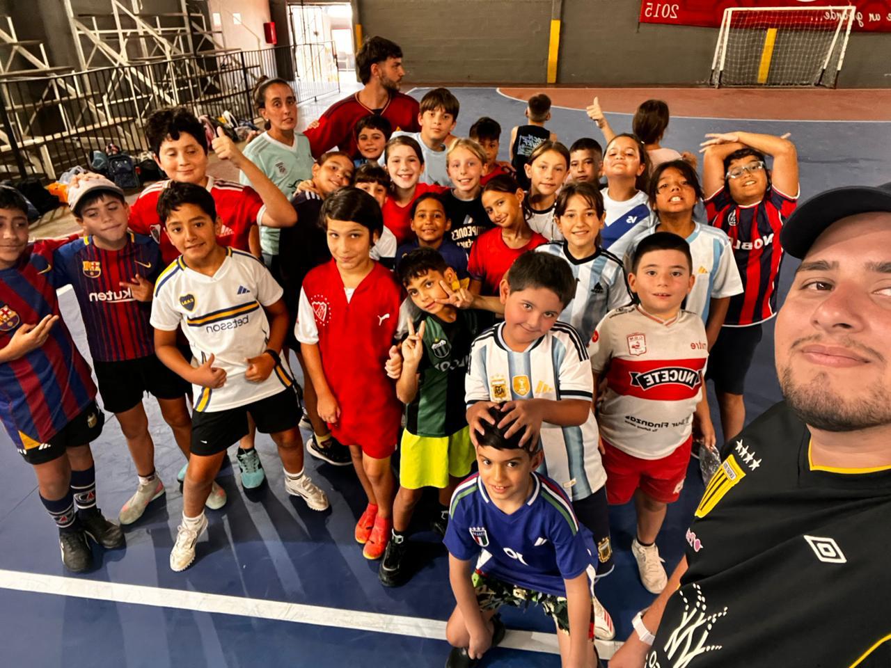 Chicos y profes reunidos en el gimnasio