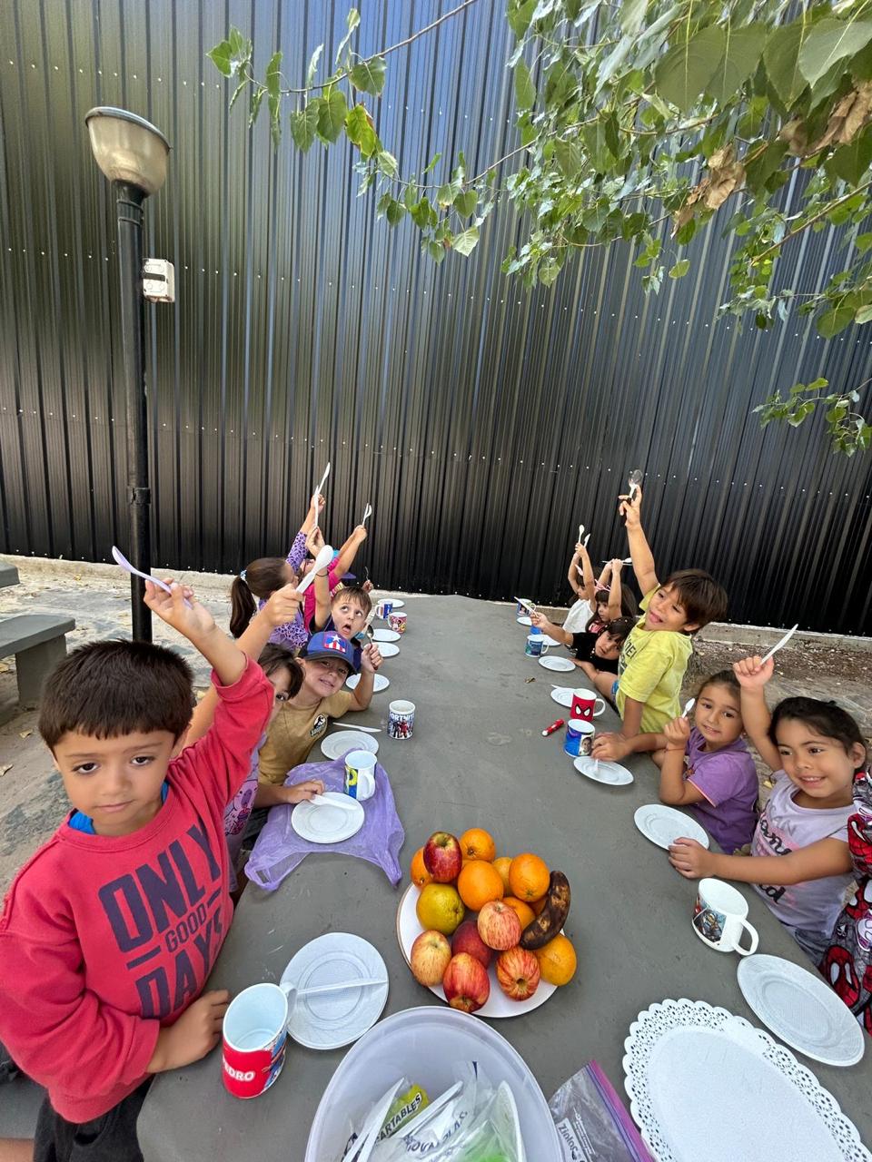 Chicos comparten una actividad alrededor de una mesa