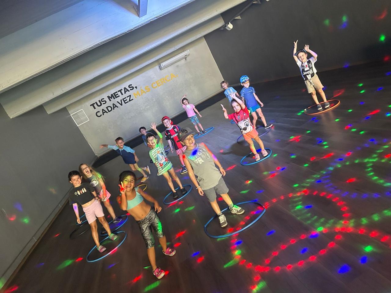 Jornada de juegos y luces de colores en Colonia Bomberitos