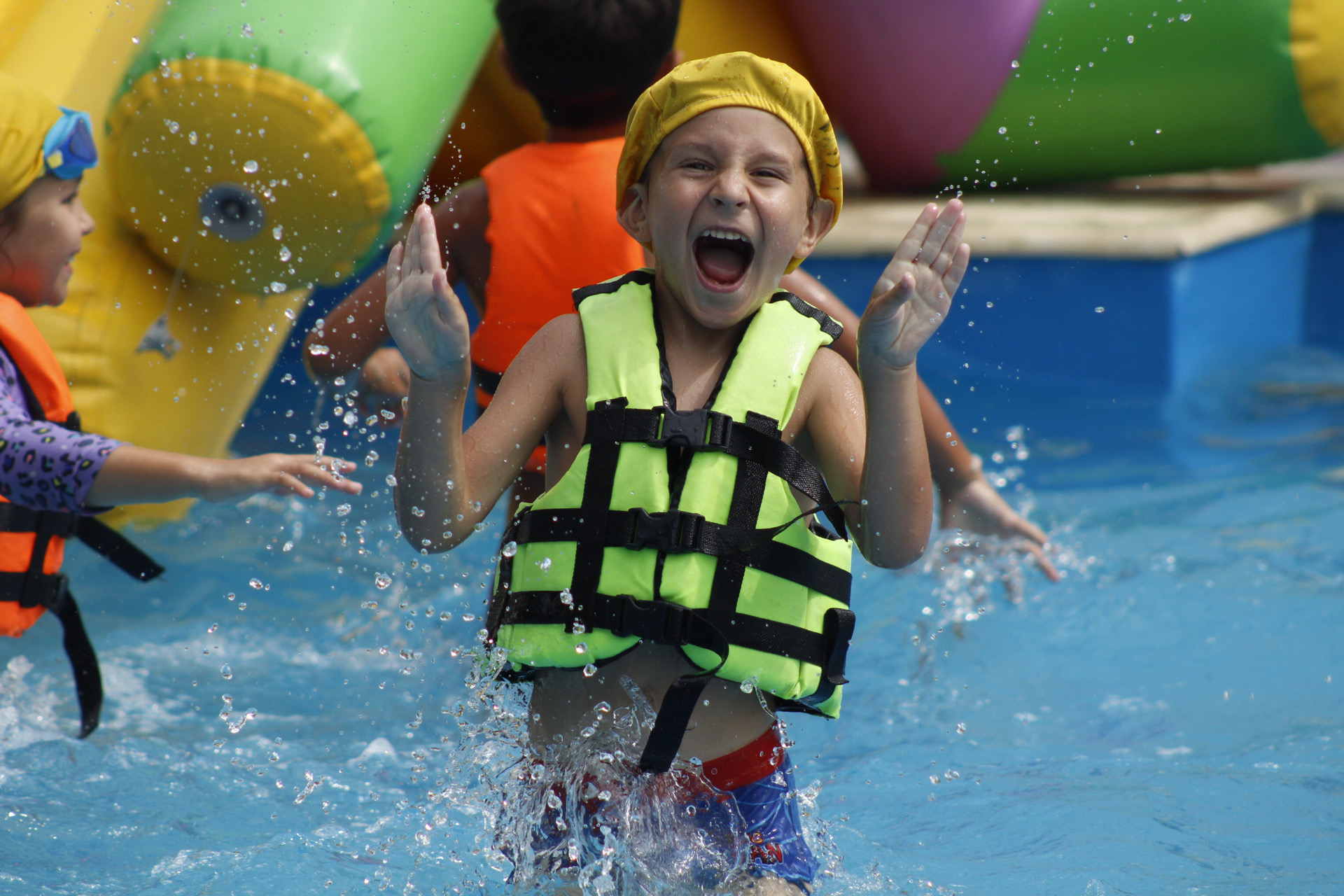 Un chico disfruta de los juegos de agua en la pileta de Colonia Bomberitos