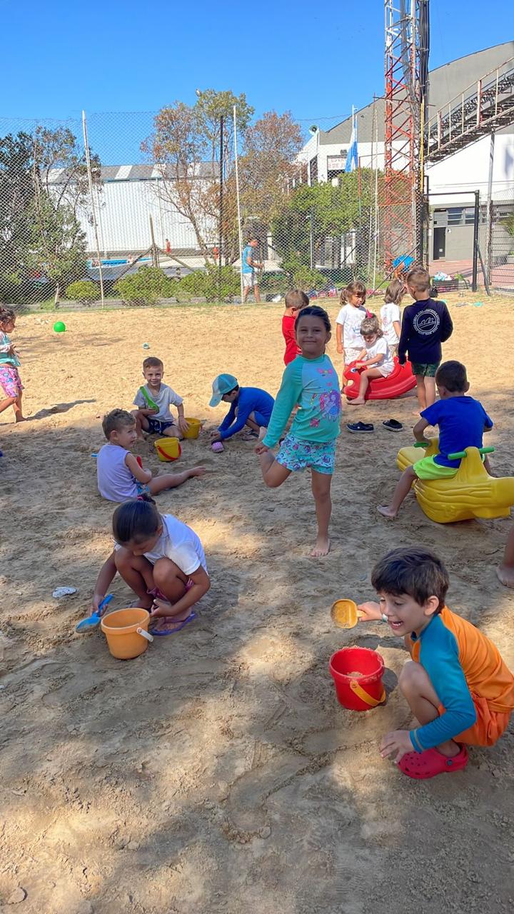 Actividades de movimiento y juego en el patio del club